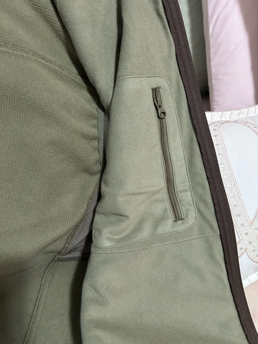 CHENE Mens Sage Scout Vest size large - Picture 14 of 15